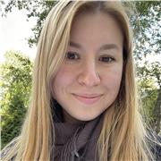 Eine russische Muttersprachlerin, die durch eigene Migrationsgeschichte genau weiß, wie man eine Fremdsprache am besten vermittelt